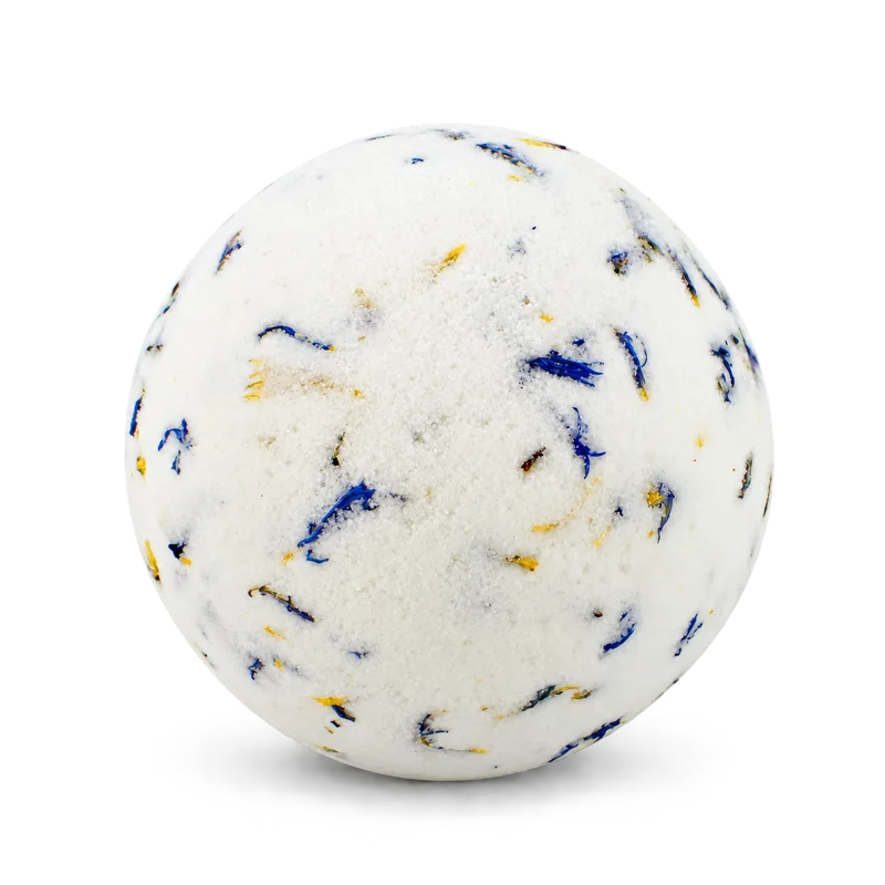 Badekugel Cornflower Calm: weiße Badekugel mit blauen und gelblichen Blütenbestandteilen
